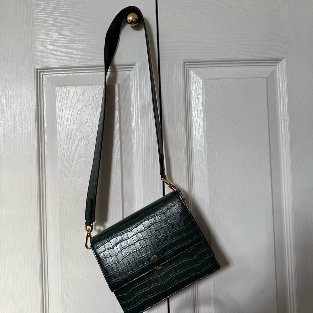 Elegant Green JW PEI Crocodile-Embossed Shoulder Bag